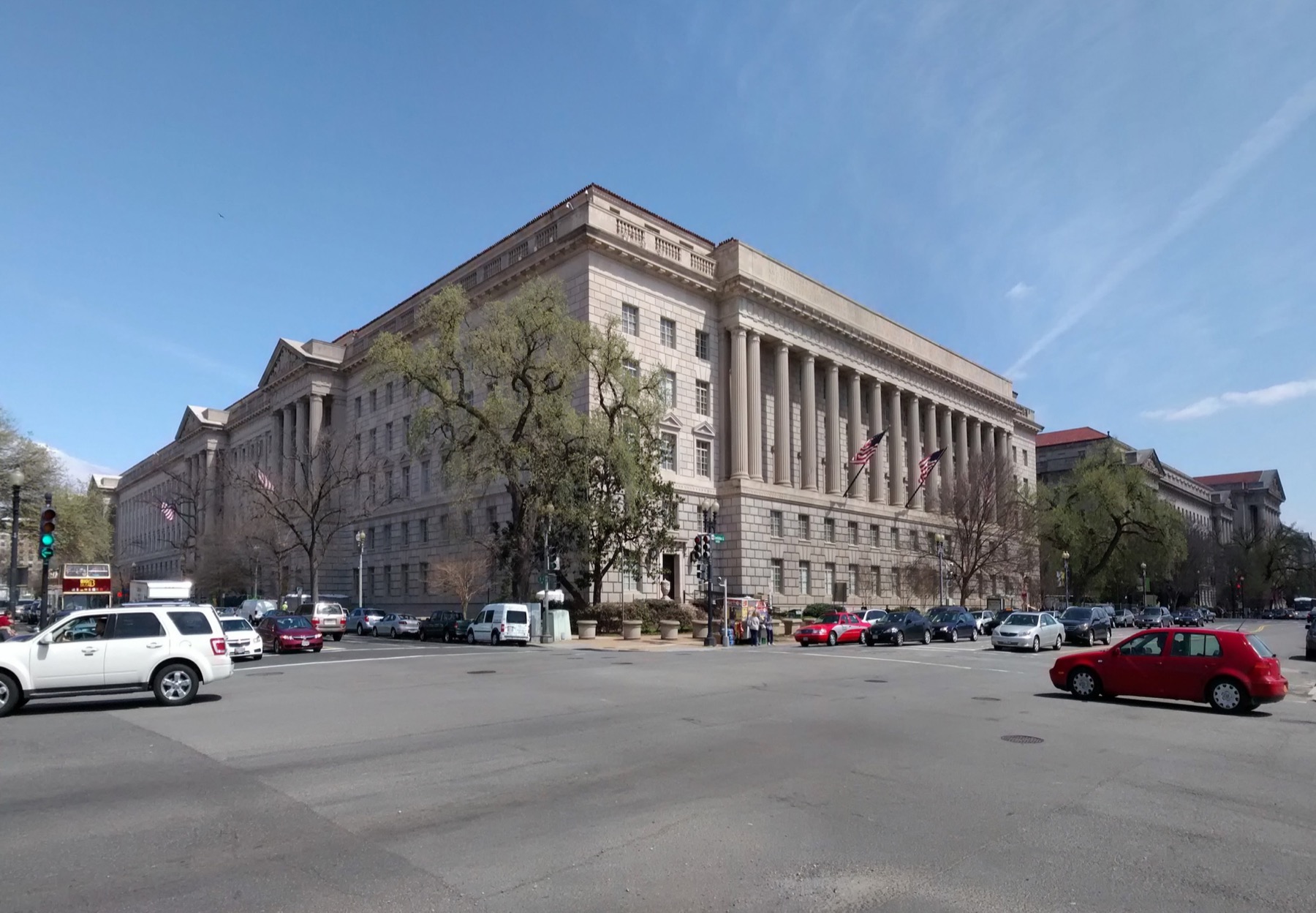 Отставка директора CAISI оставляет офис стандартов ИИ в США без постоянного руководства