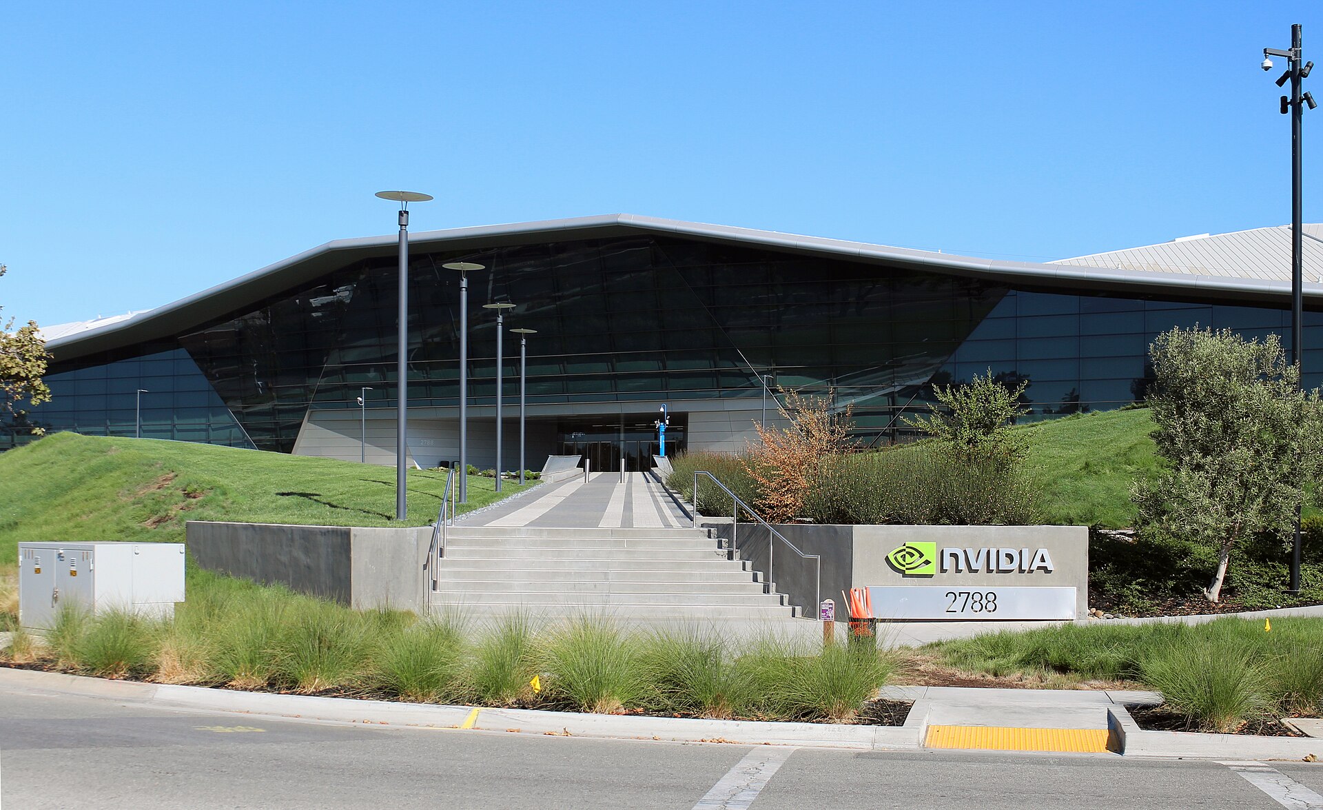 Политика Nvidia связана с рынком, где более широкое внедрение ИИ поддерживает спрос на чипы, сетевое оборудование и системы центров обработки данных. Изображение: Wikimedia Commons / Coolcaesar, CC BY-SA 4.0.