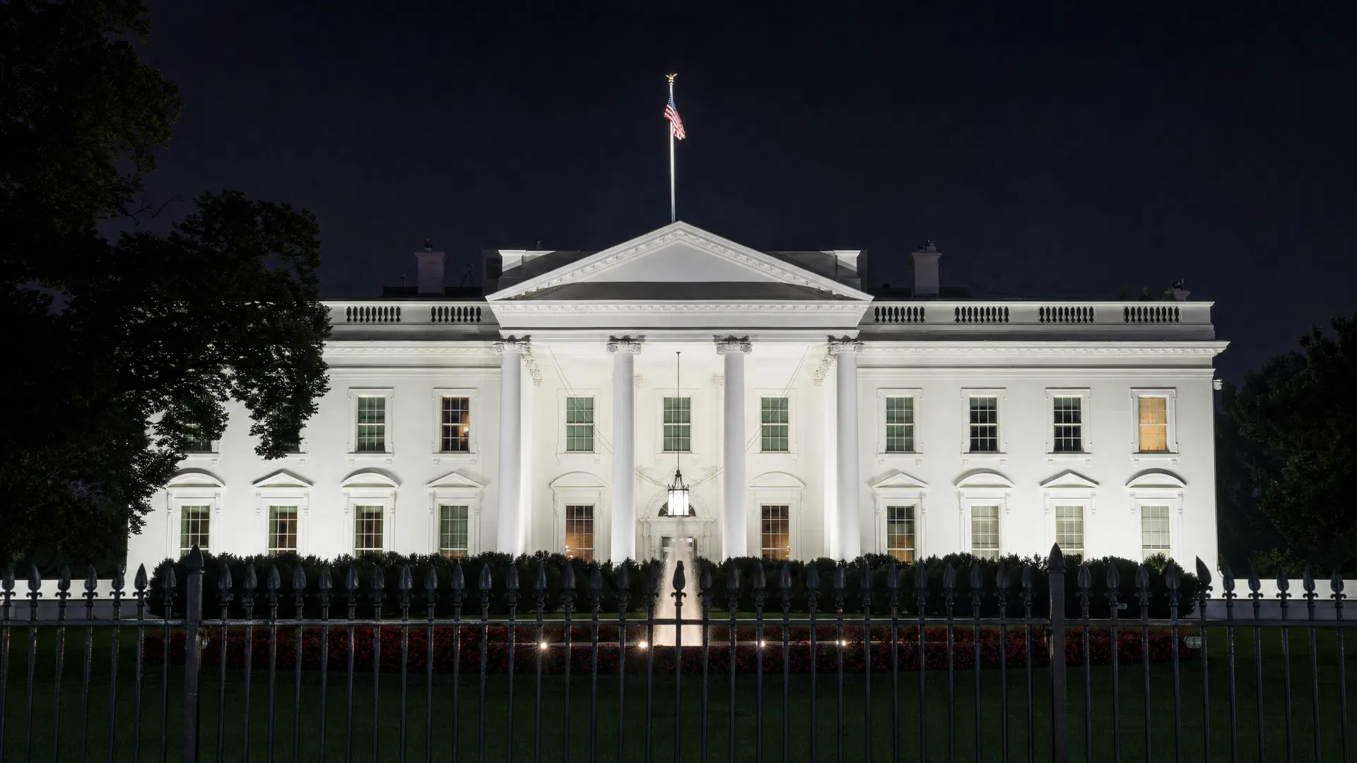 Трамп отменяет исполнительный указ по ИИ за несколько часов до подписания — вмешиваются технологические гиганты и эксперты по политике