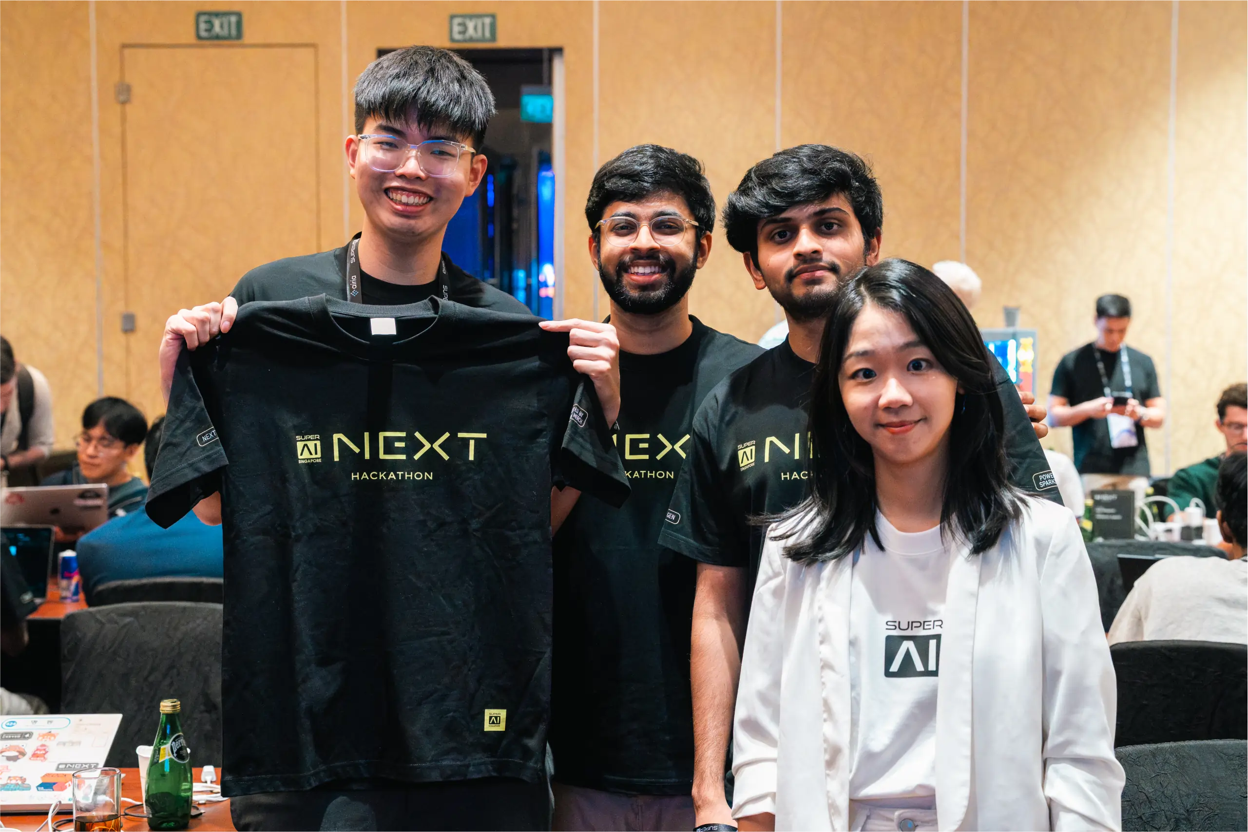 Участники хакатона NEXT на SuperAI, где деятельность создателей превращает повествования о платформе ИИ в рабочие продуктовые эксперименты. Источник: SuperAI NEXT Hackathon, superai.com/next-hackathon.